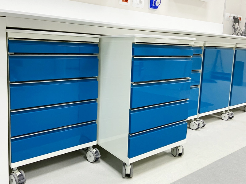 Arredi Ambulatorio - Sala Chirurgica - Sala Sterilizzazione - Ruote